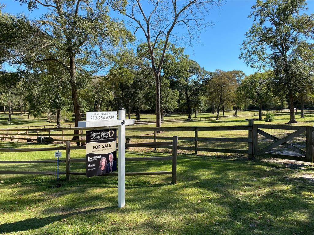 202 Heritage Trail N, Bellville TX 77418