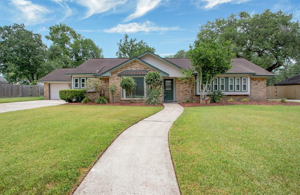 137 Flag Drive E, Lake Jackson TX 77566