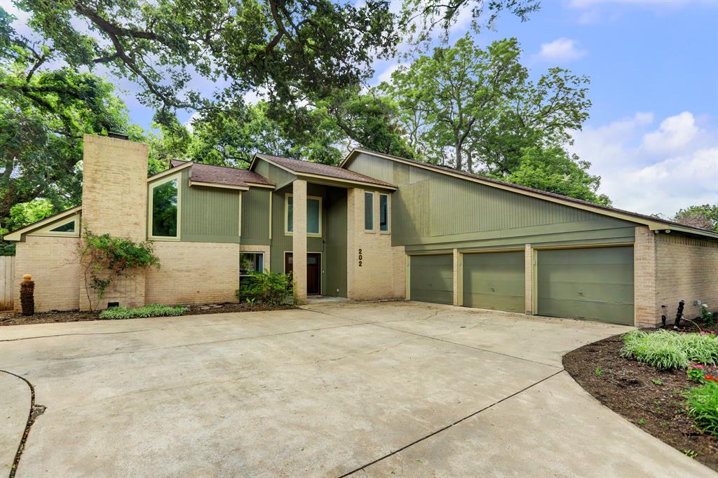 202 Raintree Lane, Lake Jackson TX 77566