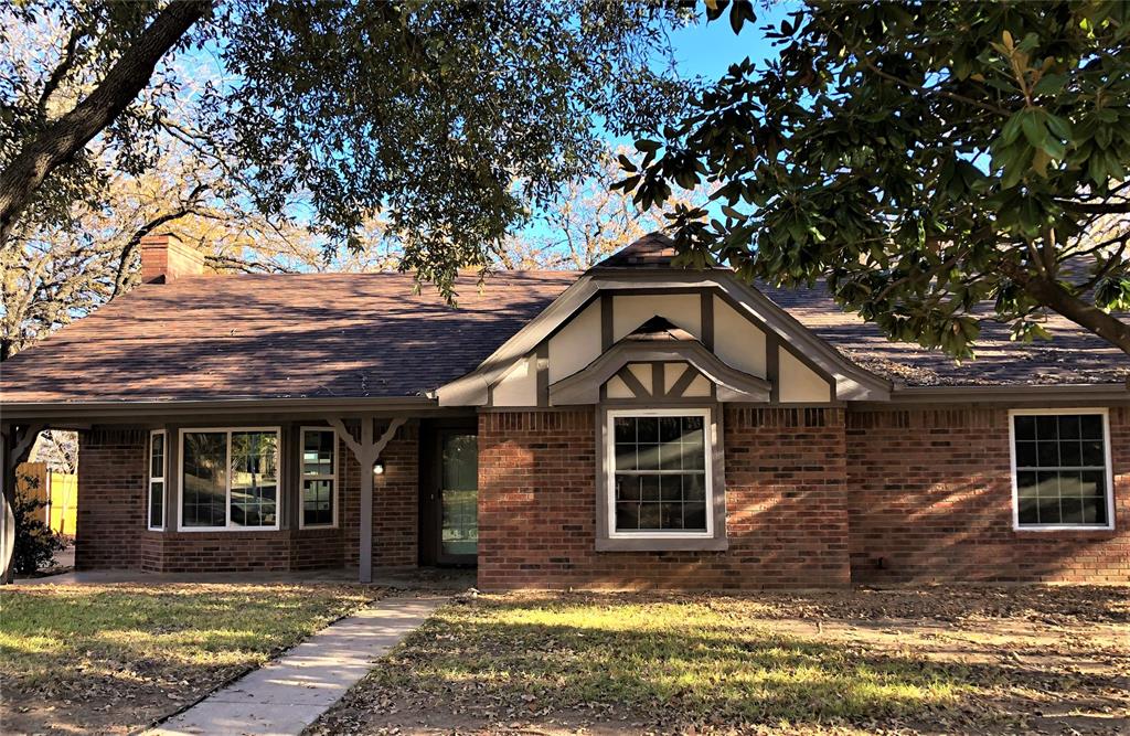 1921 Bay Oaks Ct, TX 76112